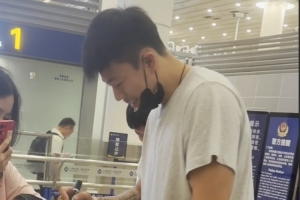 开云体育登录-张镇麟落地上海浦东机场与球队会和 面带笑容给球迷的球衣签名