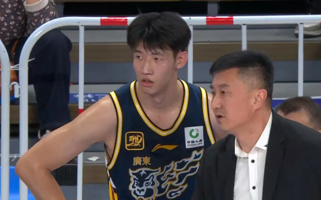 开云体育中国-上半场独砍10分，下半场却几乎被DNP，球迷：你也指着杜锋骂一次